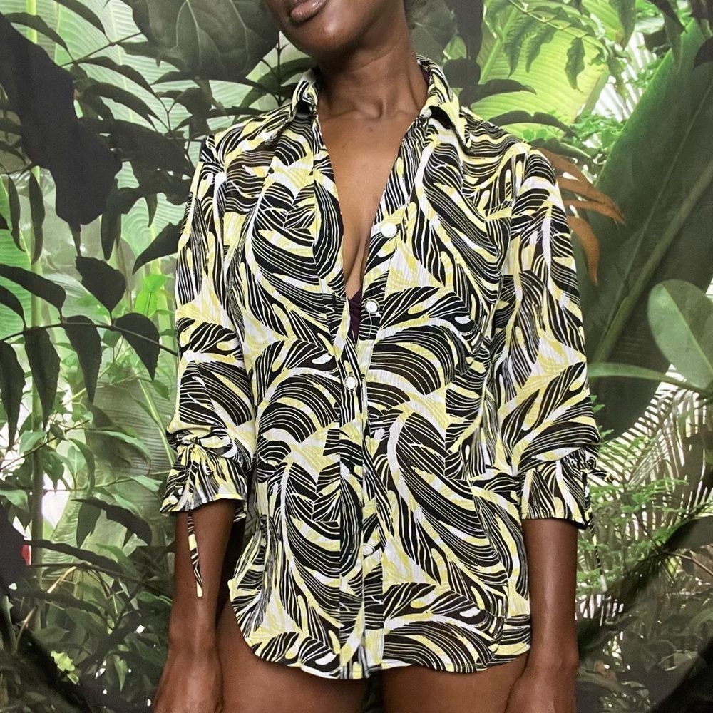 Be beach day ready in this yellow and black monstera leaf top. Size small